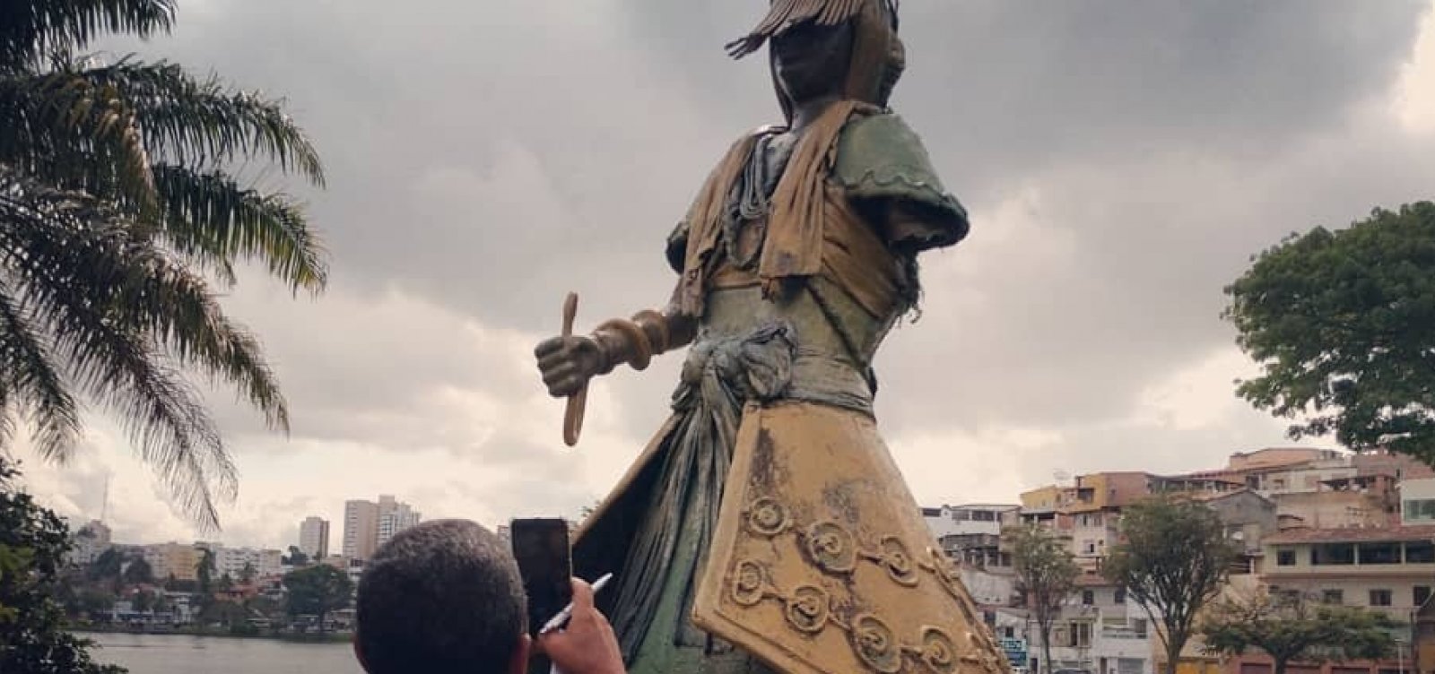 Escultura de Oxumaré no Dique do Tororó tem braço arrancado; Conder suspeita de vandalismo