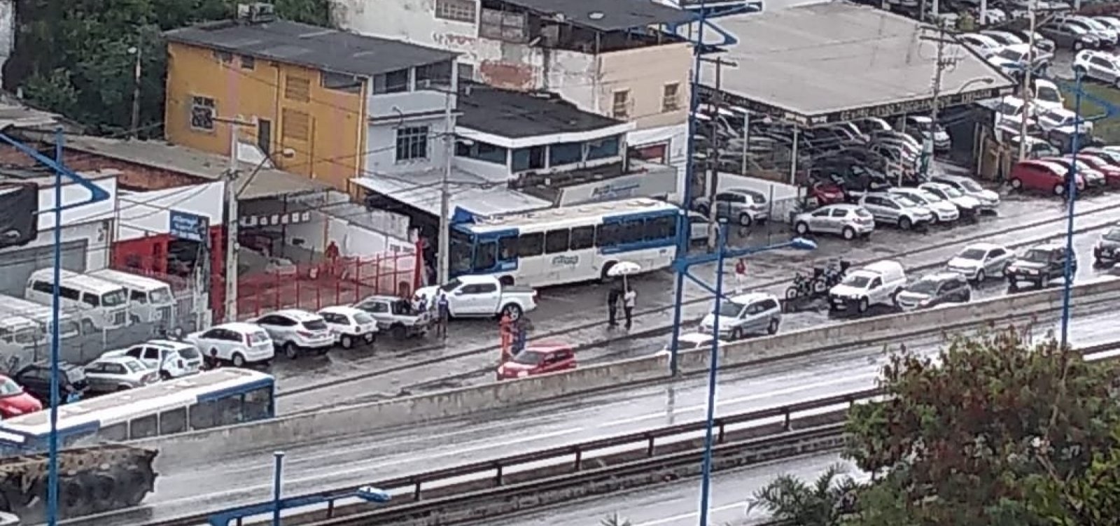 Após ônibus invadir loja, trânsito fica intenso na Heitor Dias
