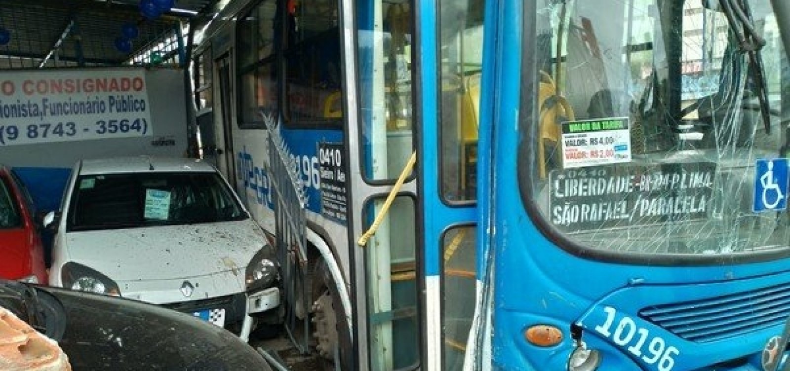 Três horas após acidente, ônibus que invadiu loja na Heitor Dias é retirado por guincho