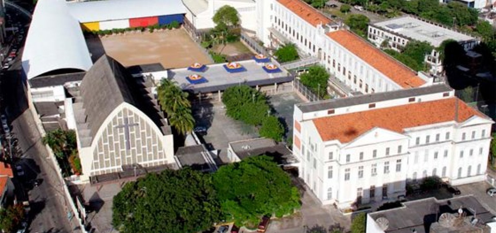 Colégio particular de Salvador abre vagas para Ensino Médio noturno gratuito