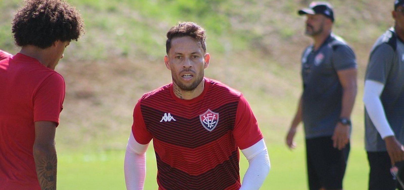 ‘Dono’ da braçadeira de capitão do Vitória, Baraka se recupera de lesão e já pode jogar