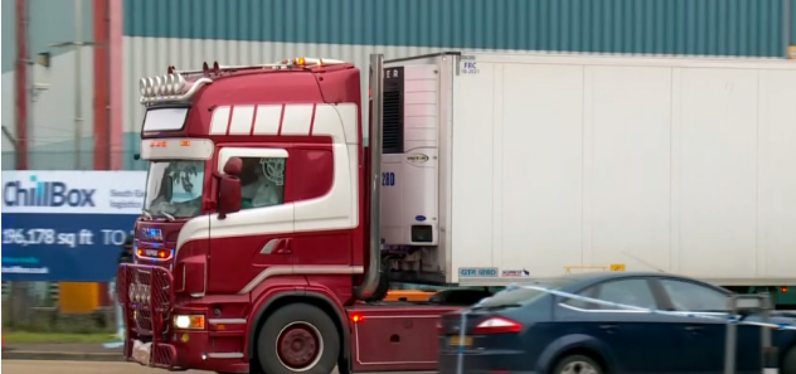 Polícia britânica encontra 39 corpos dentro de caminhão em Reino Unido