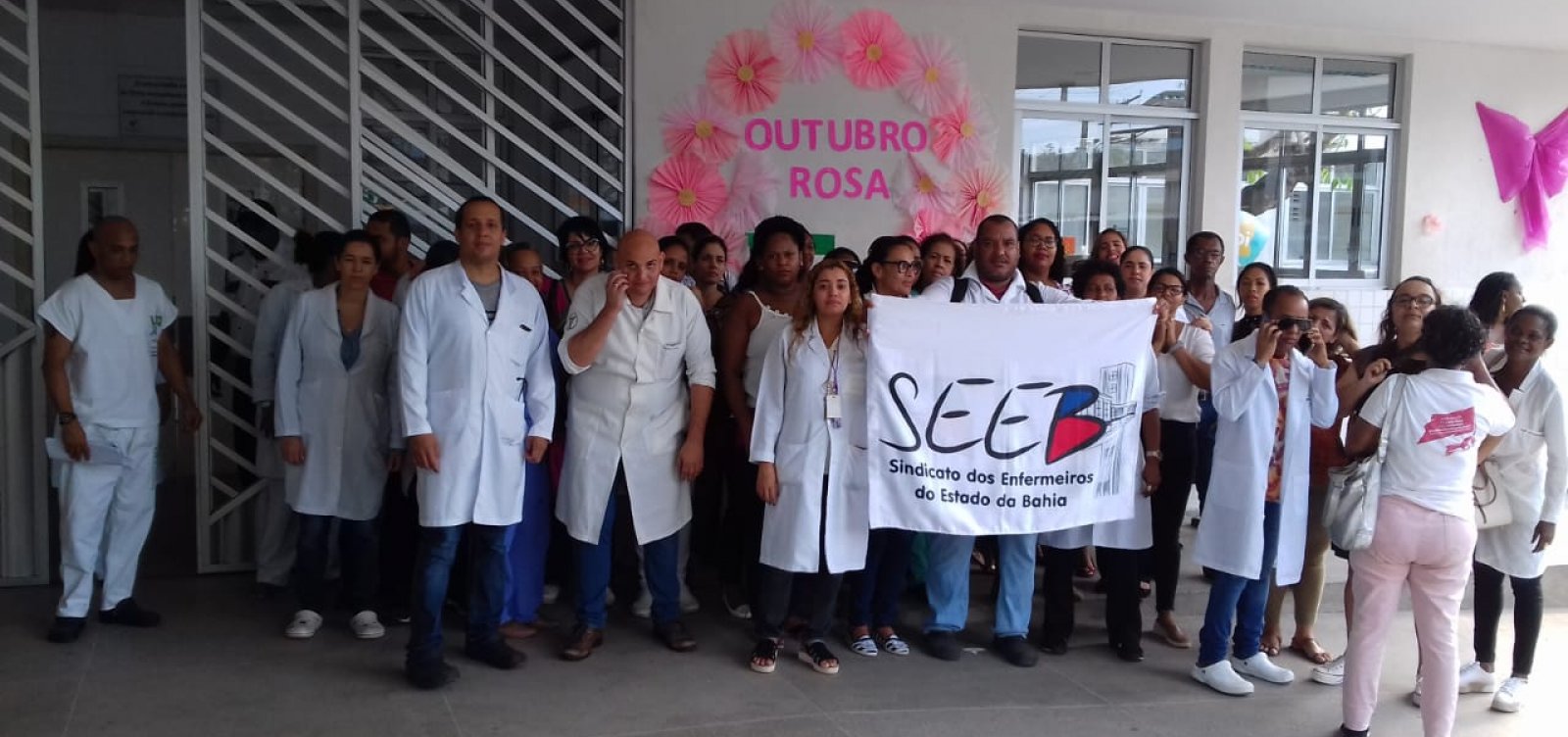 Trabalhadores do Hospital Ernesto Simões Filho protestam em Salvador