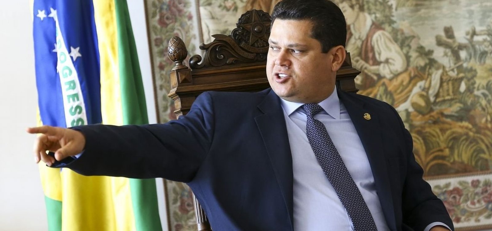 Presidente da República interino, Alcolumbre visita praias atingidas por óleo