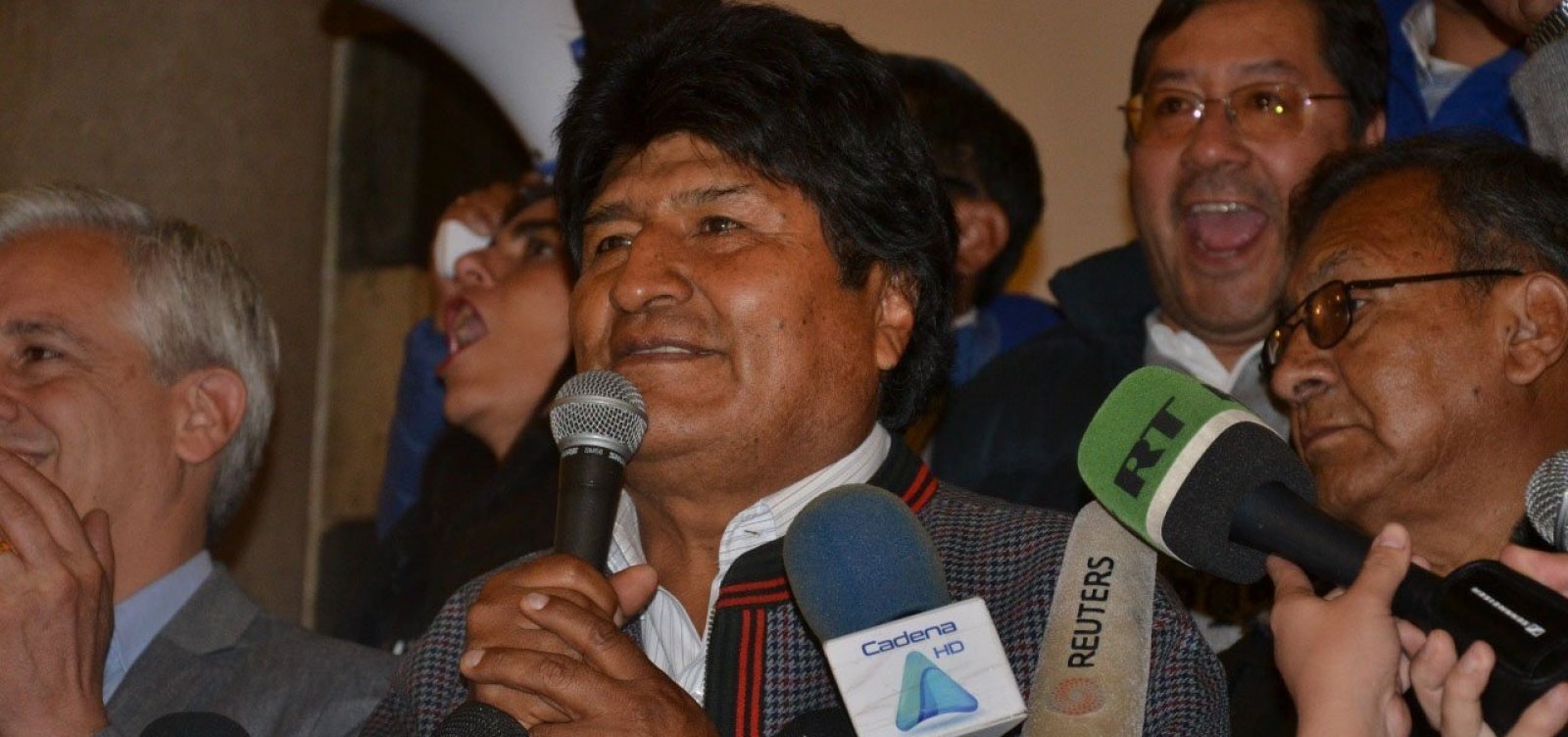 Morales afirma que tentativa de golpe está em marcha e declara estado de emergência