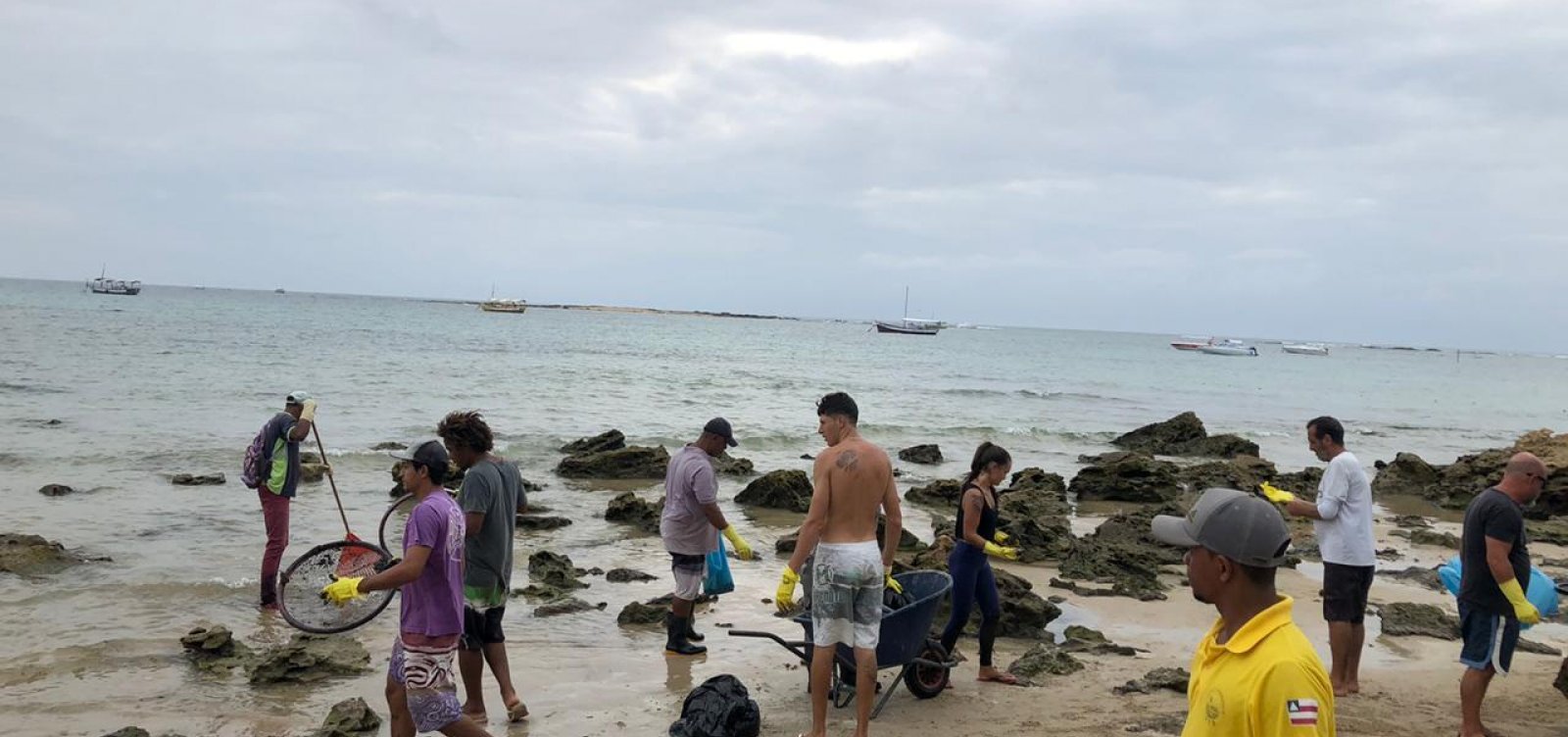 Quarta Praia e Bainema amanhecem com óleo na areia