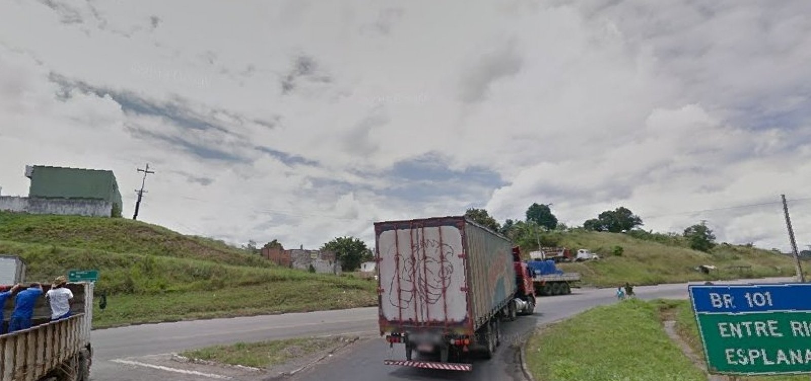 Carreta com 30 toneladas de trigo tomba no viaduto do CIA, na BR-324