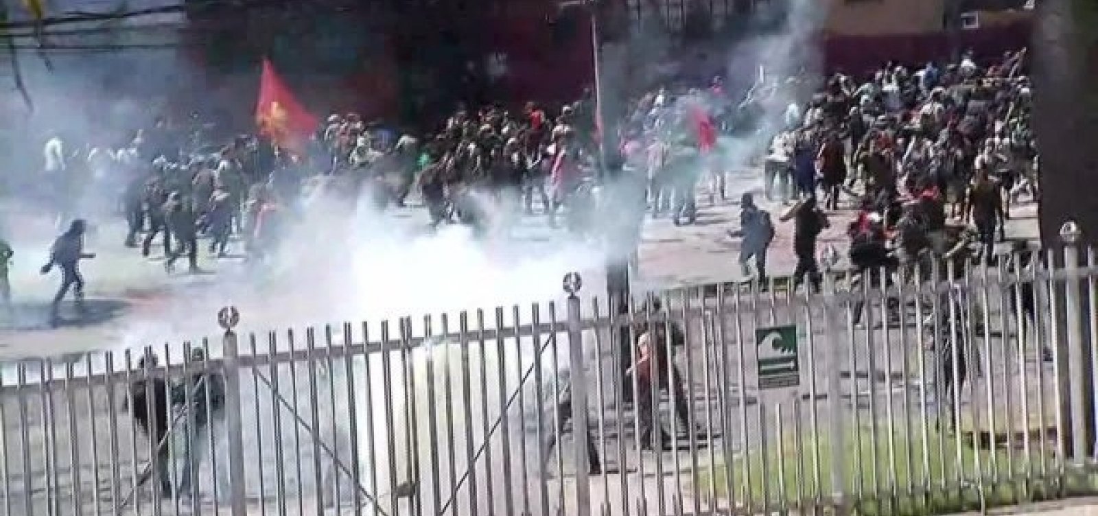 Chile: manifestantes tentam invadir Congresso