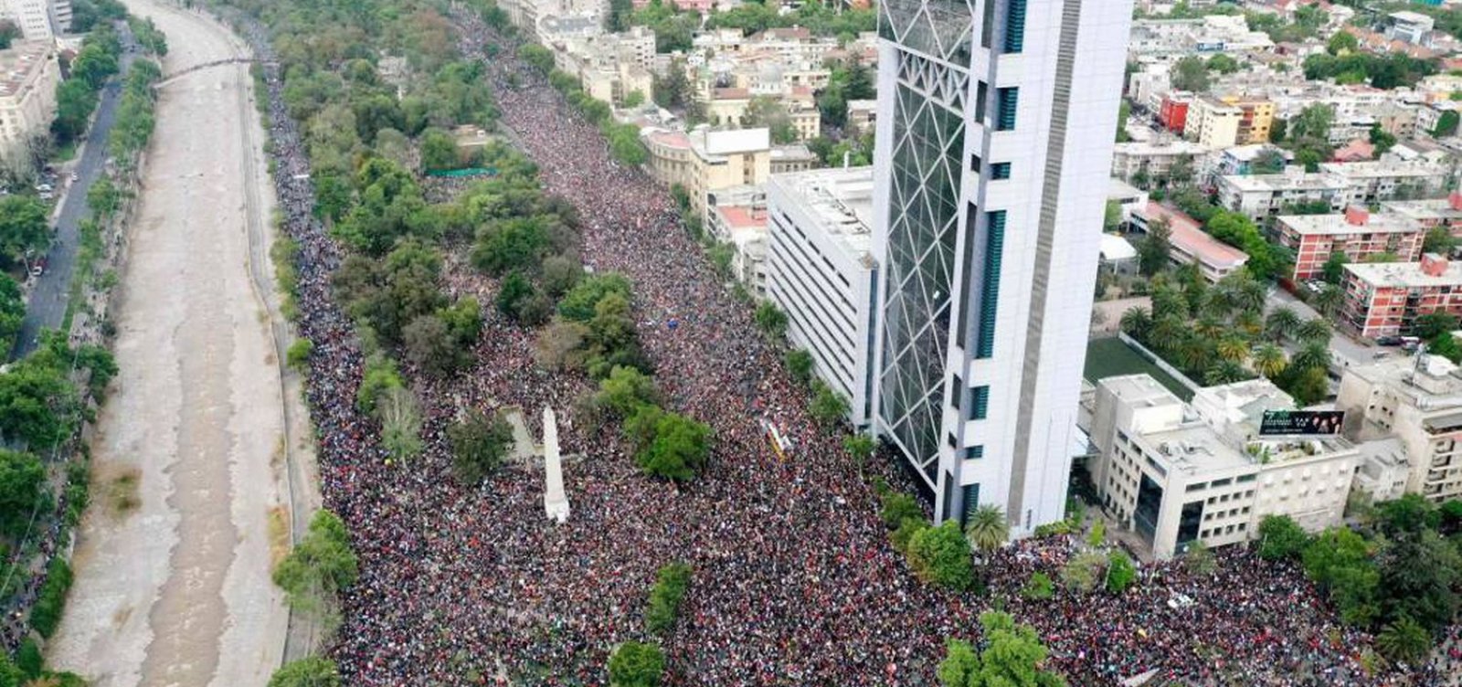 Em oitavo dia de protestos, mais de 1,2 milhão de pessoas se reúnem em marcha no Chile