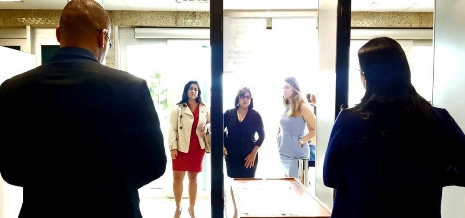 OAB denuncia juíza que mede saia de advogadas com régua