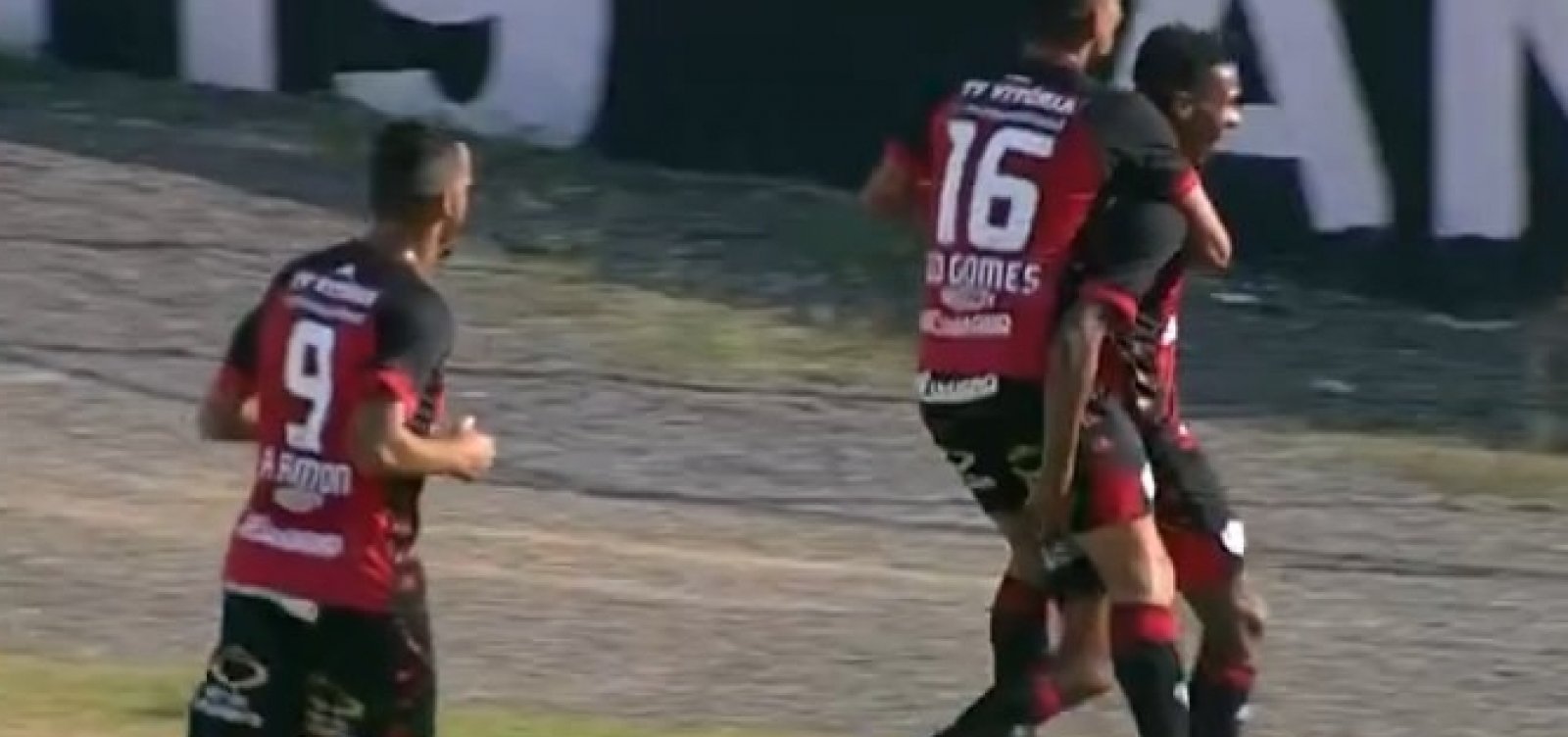 Com um jogador a menos em campo, Vitória vence a Ponte Preta fora de casa