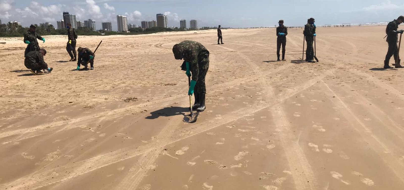 Comando Militar do Nordeste auxilia Marinha no combate às manchas de óleo