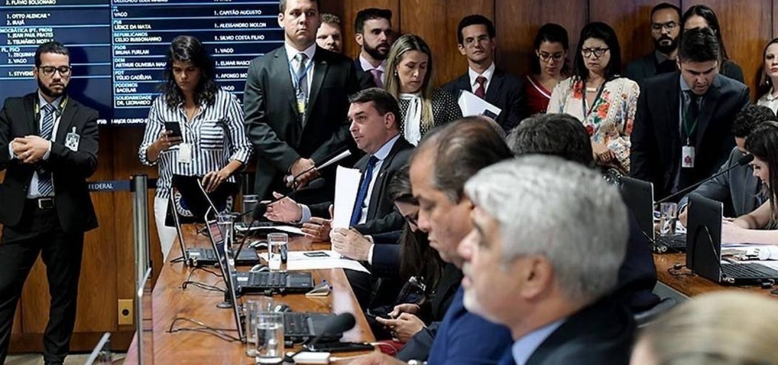 Depoimento de assessores acentua crise no PSL e expõe filhos de Bolsonaro