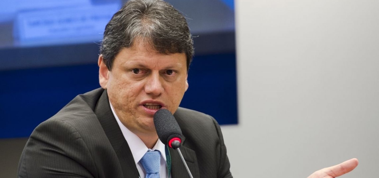 Governo quer fim da taxa extra para voos internacionais, diz ministro