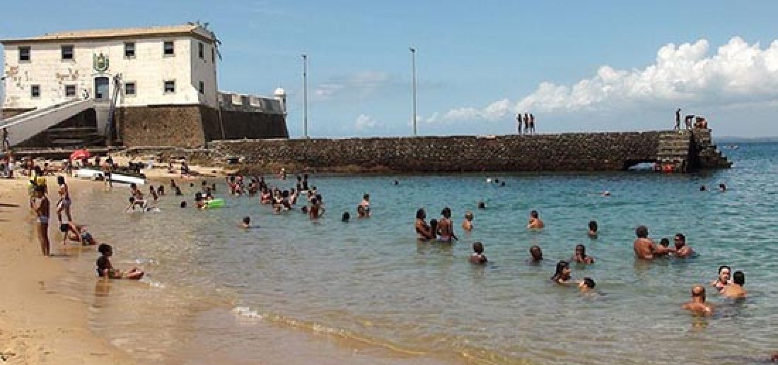 Briga entre facções deixa três pessoas feridas no Porto da Barra