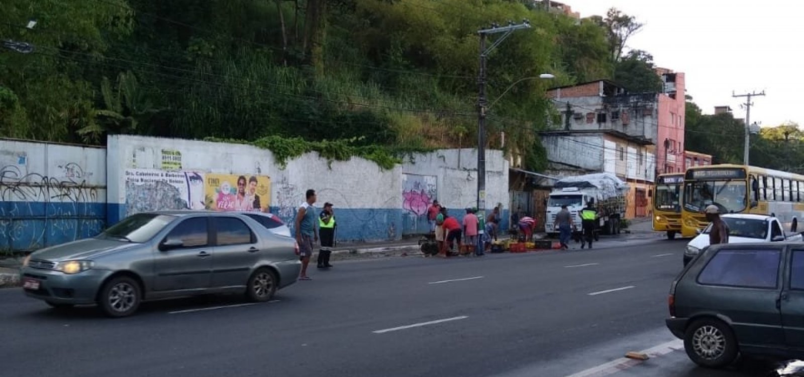 Carro atropela pedestre na Avenida Jequitaia