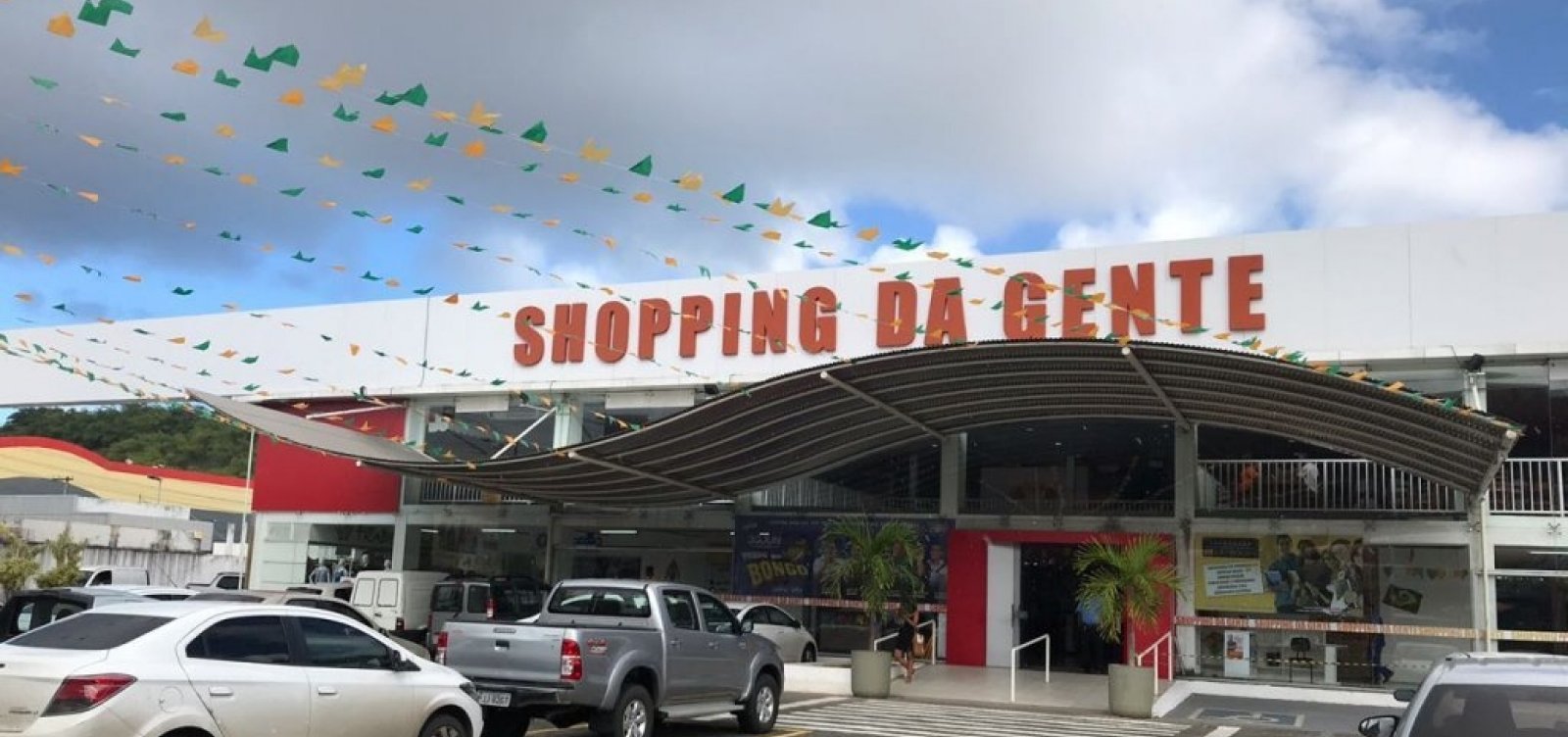 Policial é morto após reagir a assalto dentro de shopping em Salvador