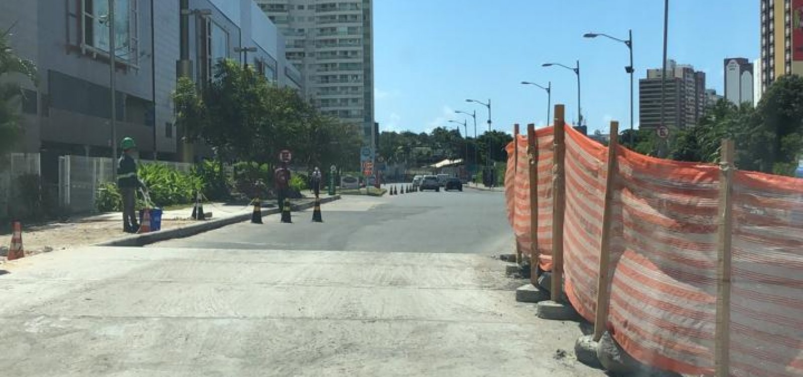 Obra em frente ao Salvador Shopping deixa trânsito lento na região