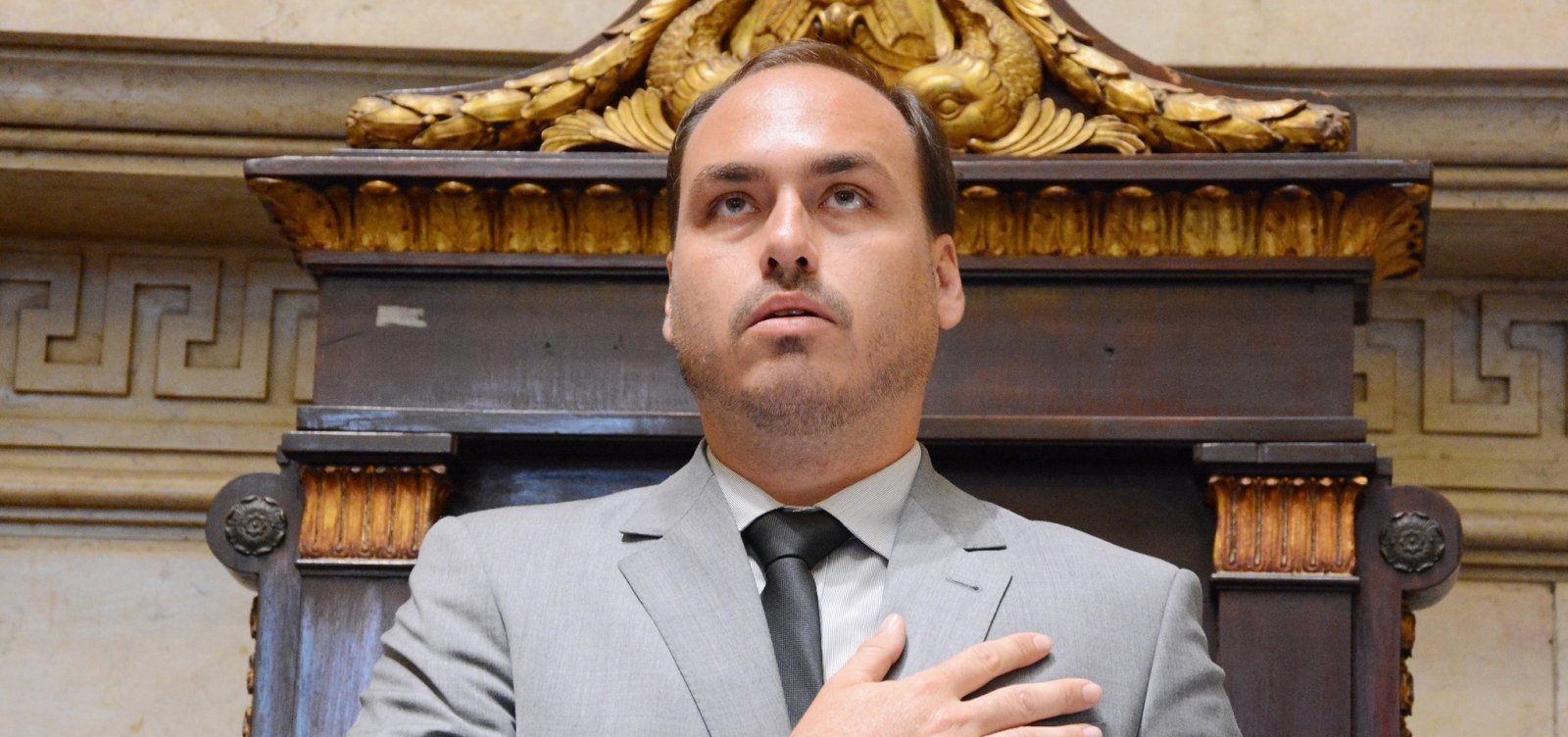 Carlos Bolsonaro presta depoimento e revela discussão com assessor de Marielle