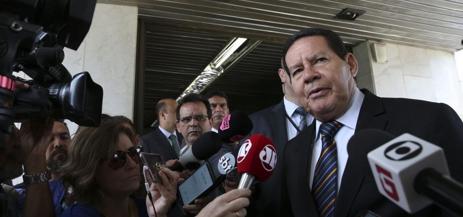 Mourão diz que depoimento de porteiro não derruba, mas 'perturba' governo Bolsonaro