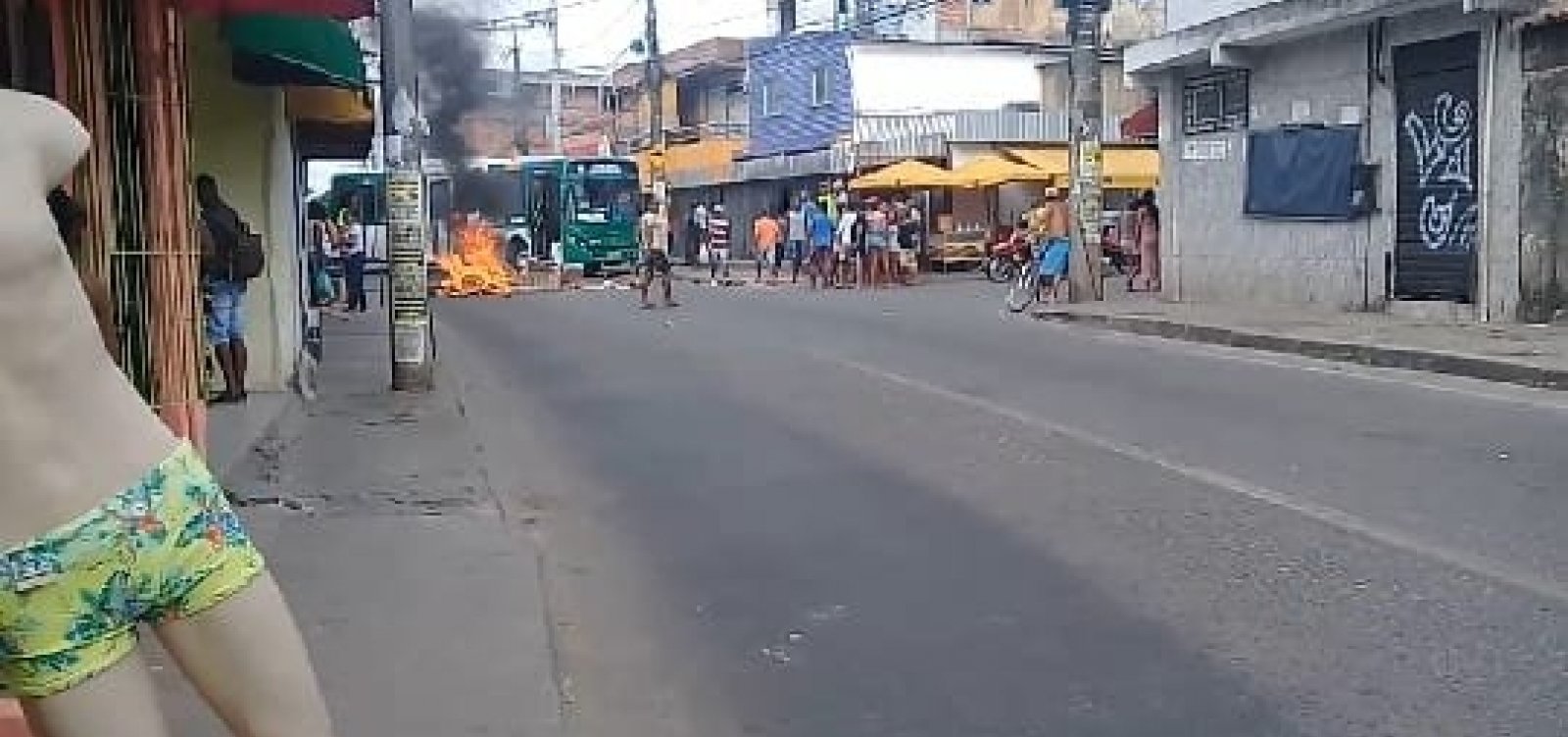 Estradas das Barreiras é bloqueada por ônibus e objetos em chamas