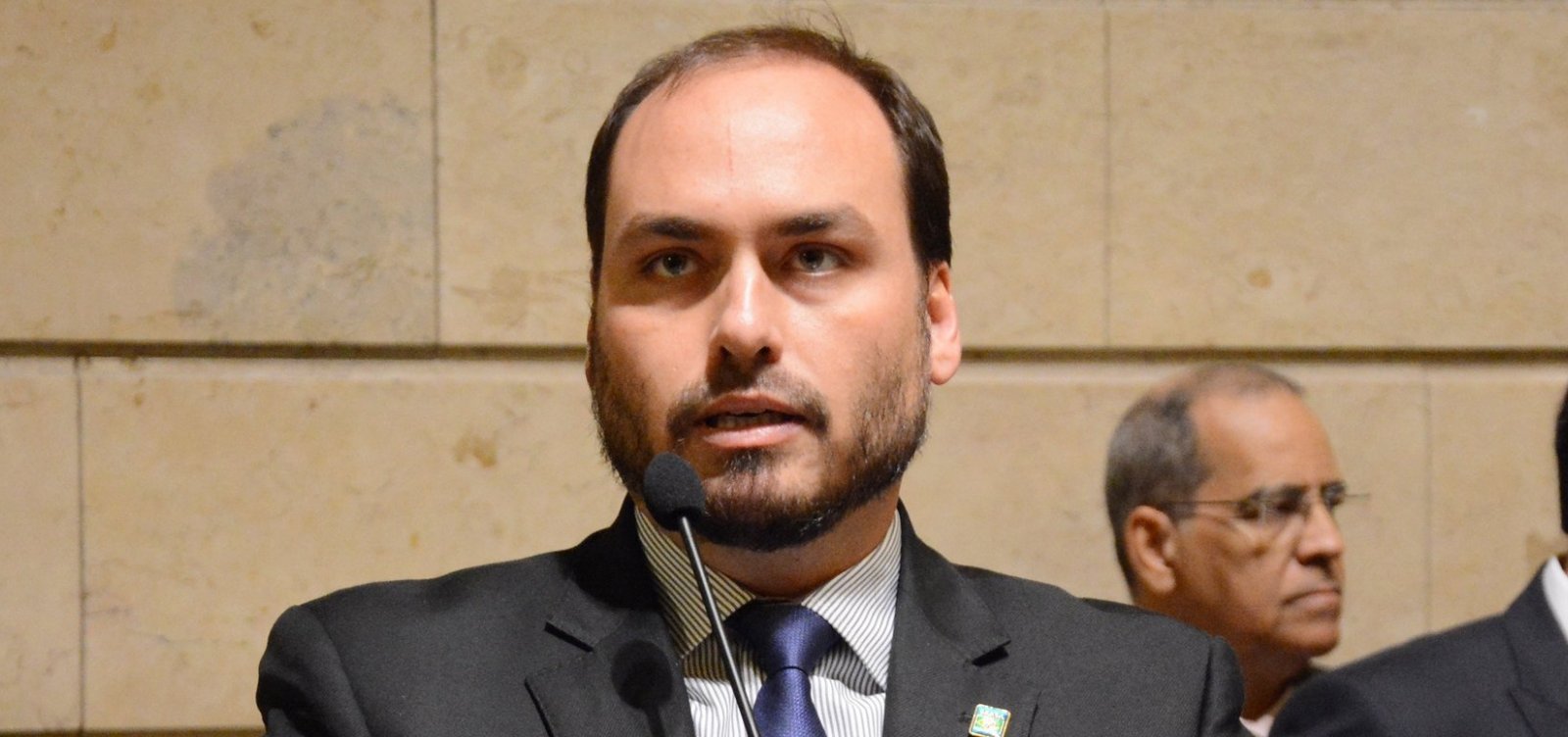 Carlos Bolsonaro muda versão sobre estar em casa na tarde da morte de Marielle