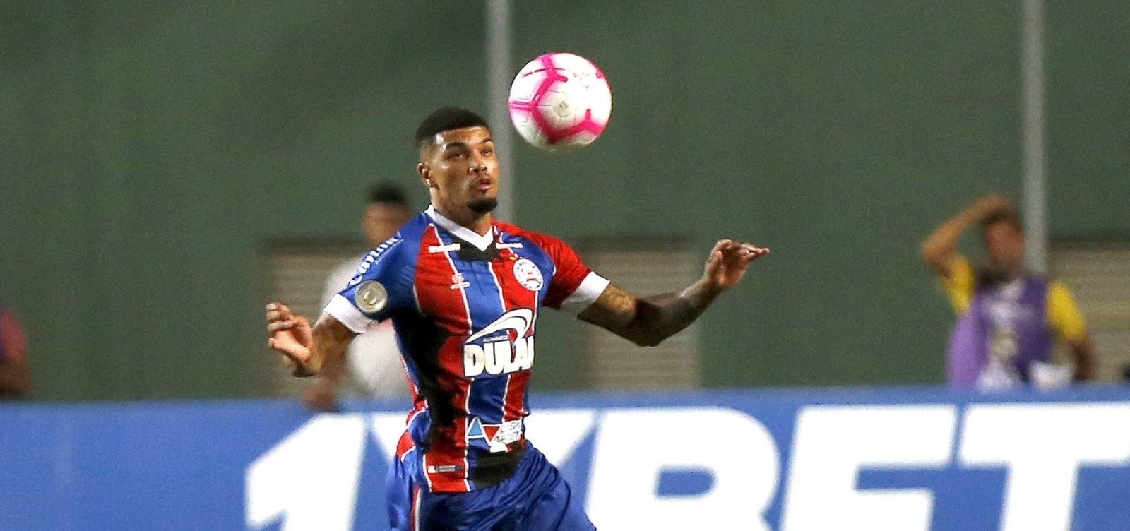 Bahia adquire direitos de zagueiro e acerta contrato até 2022
