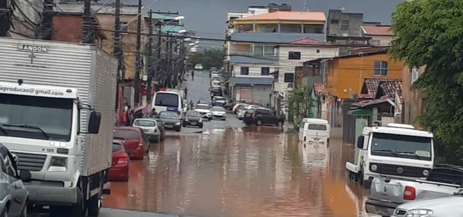 Em dia de chuvas, Salvador tem alagamentos e árvores caídas