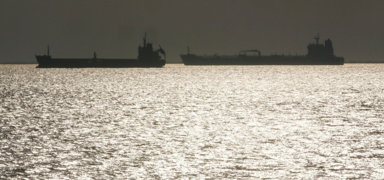 Navio que saiu da Venezuela e desligou localizador está na rota de suspeitos por óleo no NE
