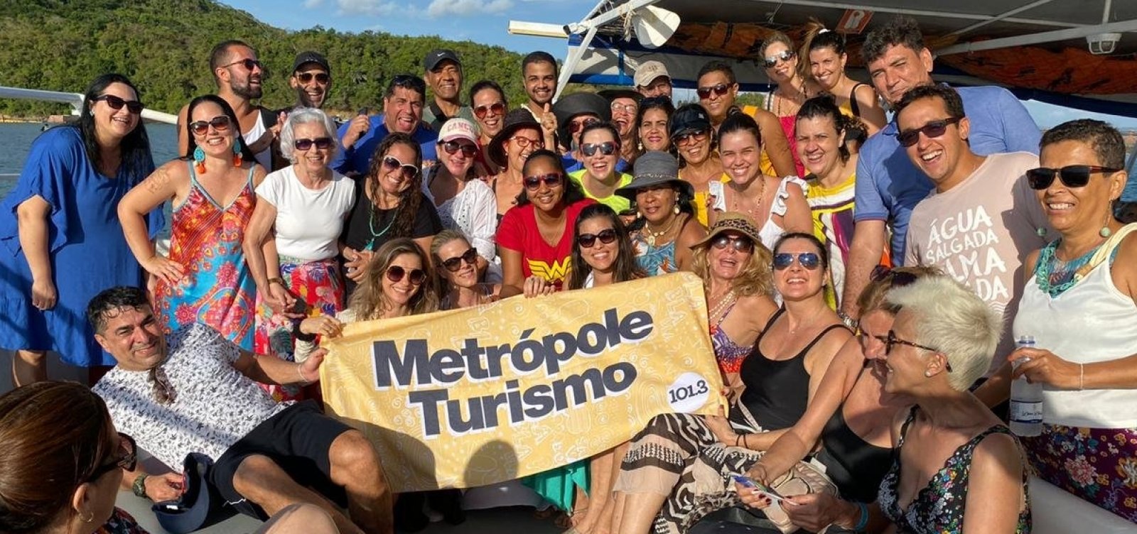 Metrópole Turismo leva 50 ouvintes para passeio de catamarã até Ilha dos Frades