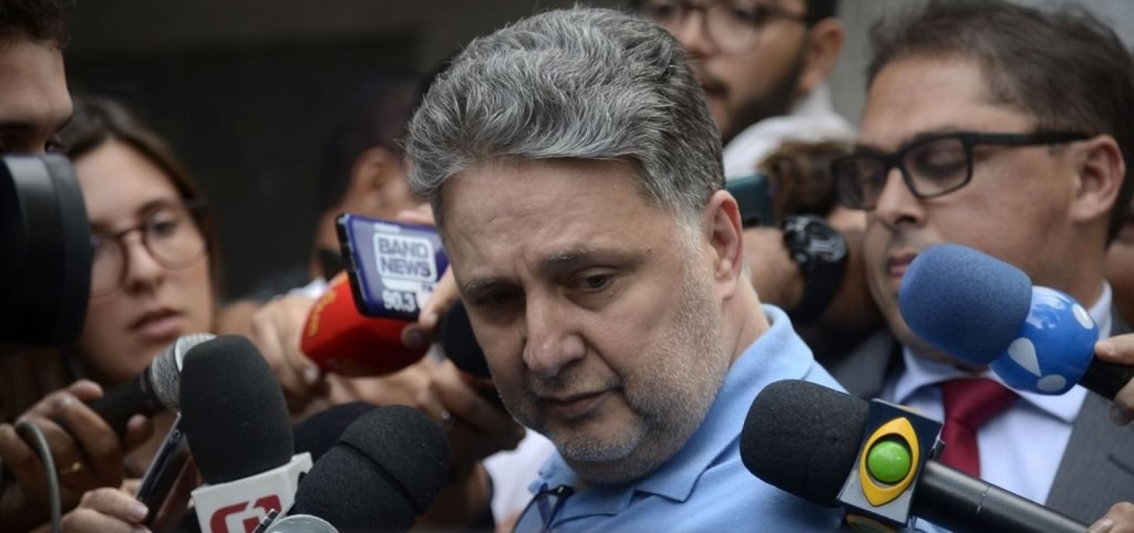 Um dia após detenção, Garotinho e Rosinha deixam prisão no Rio de Janeiro
