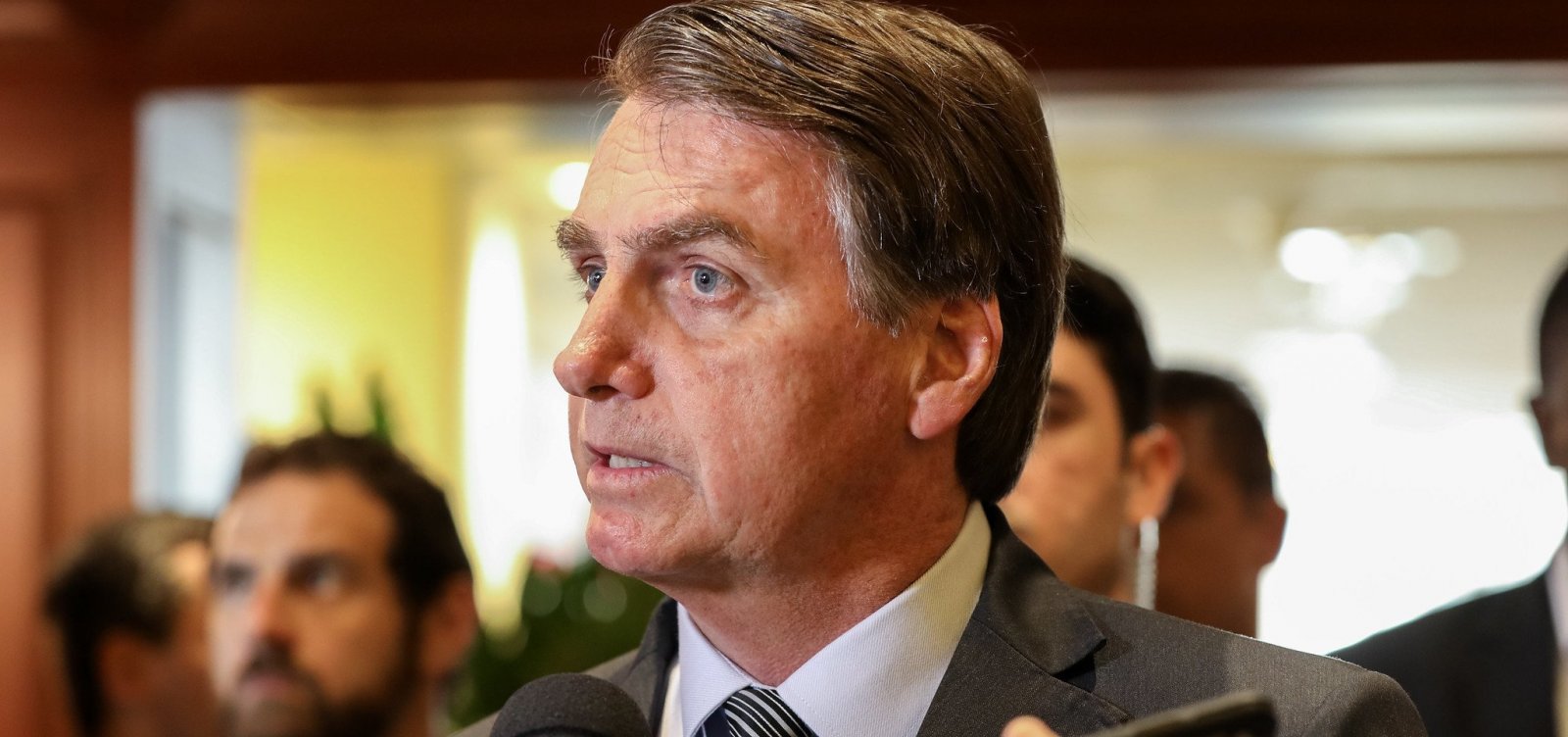Bolsonaro cancela assinaturas da Folha no governo federal e ameaça anunciantes do jornal
