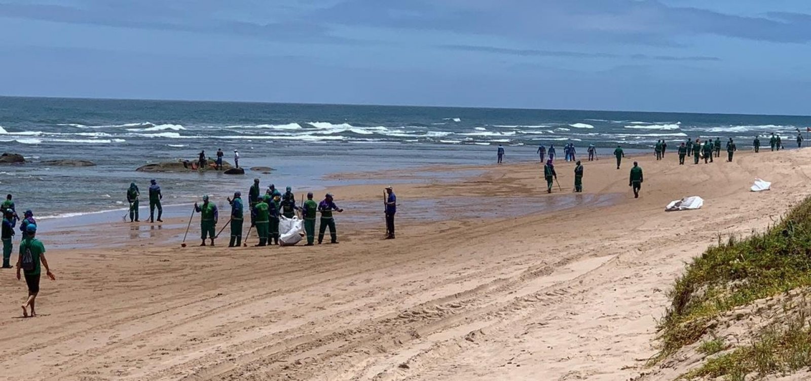 Após reaparecimento de manchas em Stella Maris, Limpurb recolhe mais de uma tonelada de óleo na praia
