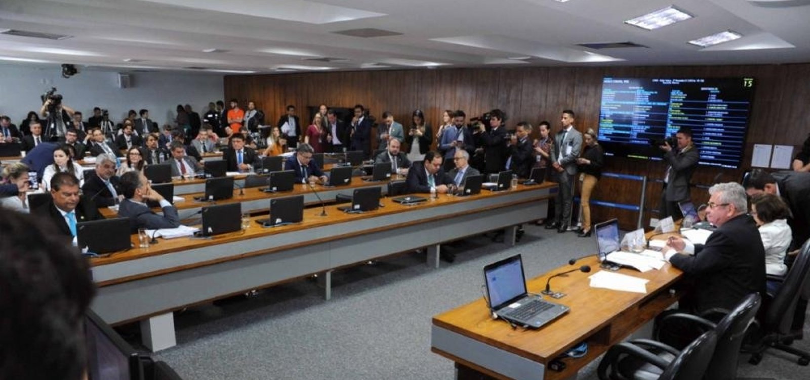 Assessora é demitida após convocação para depor na CPI das Fake News 