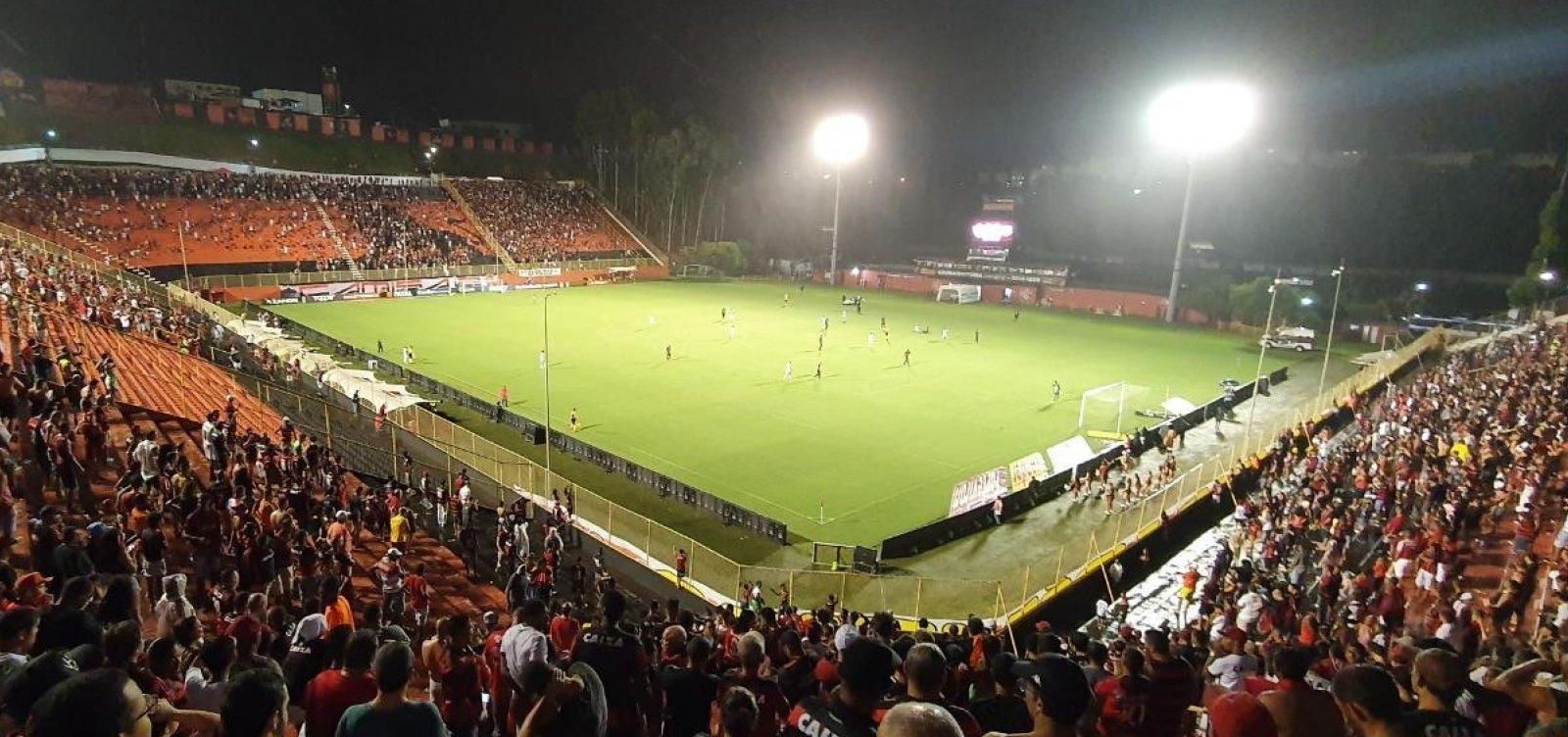Vitória sofre e empata em 2 a 2 com o Figueirense no Barradão