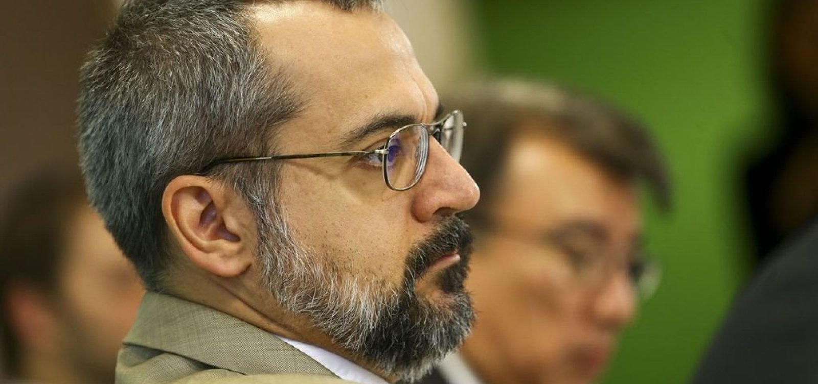Ministro da Educação se recusa a falar com repórter da Globo; veja vídeo