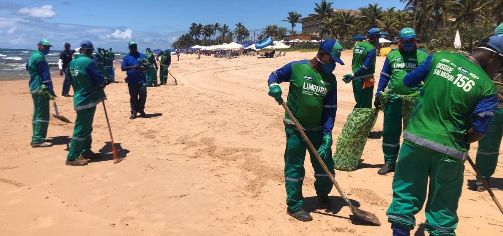Mais de 14 toneladas de óleo são retiradas de praias de Salvador