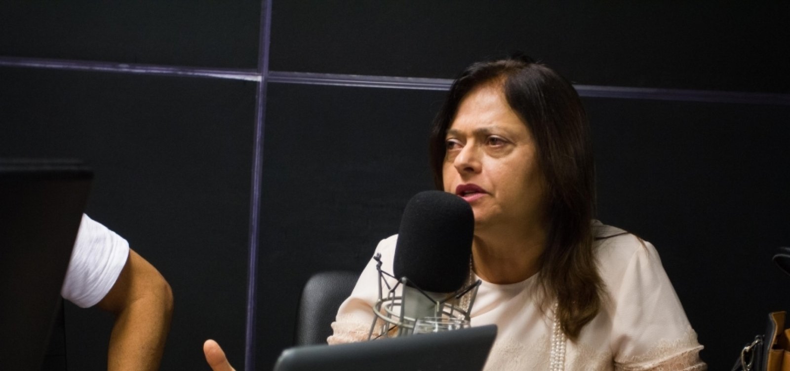 Após faltar a lançamento de campanha, Alice Portugal promete apoio a Olívia Santana