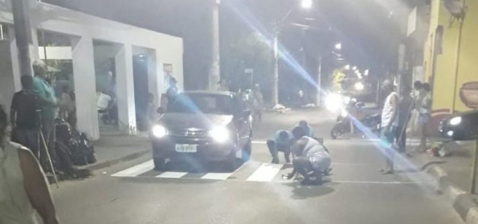 Vídeo: Moradores param o trânsito para pintar faixa de pedestre em Lauro de Freitas
