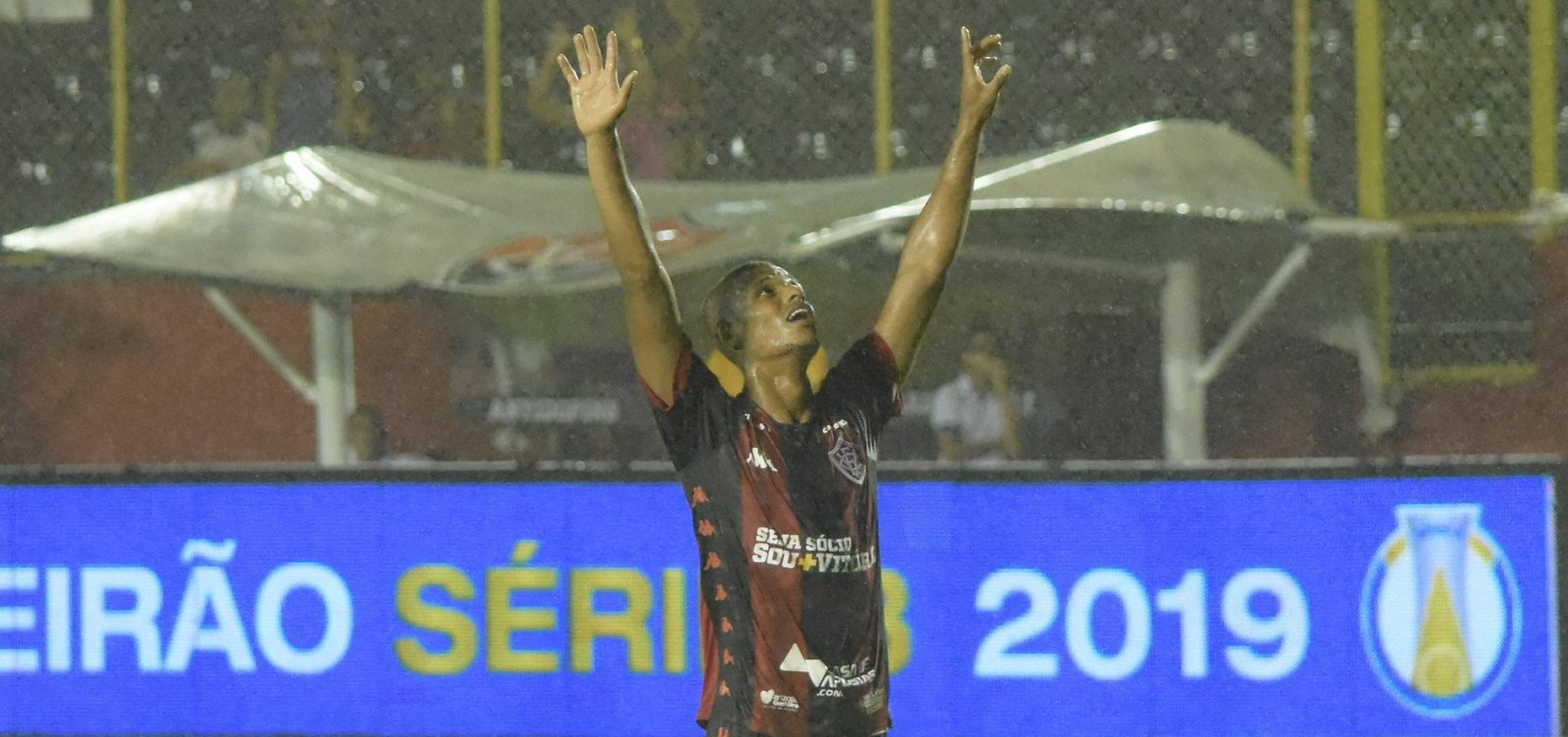 Vitória joga bem e bate o Brasil de Pelotas por 3 a 0 no Barradão