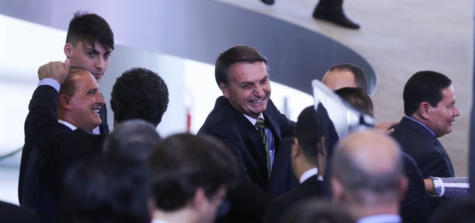Povo decidirá sobre municípios com menos de 5 mil pessoas, diz Bolsonaro