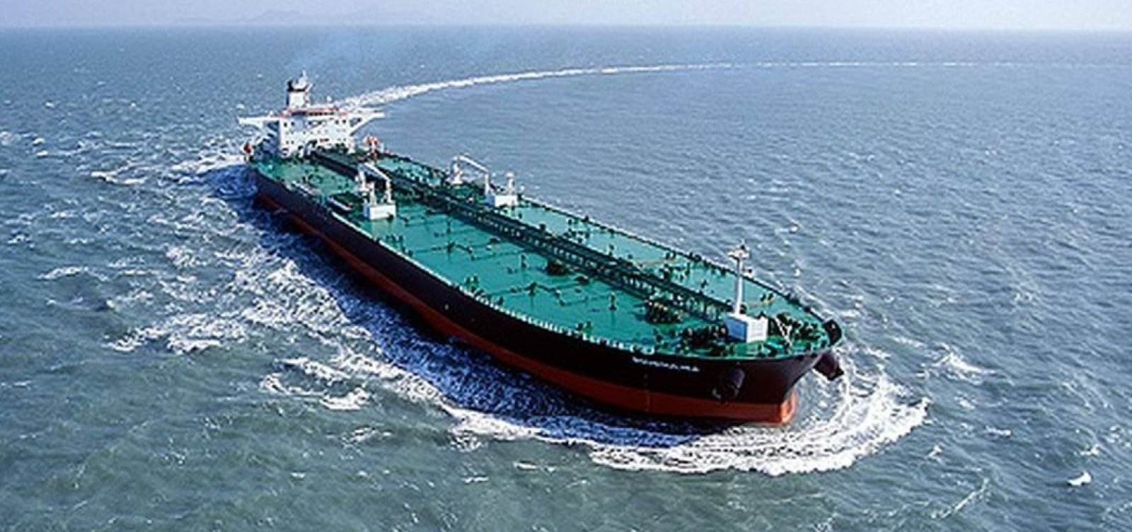Mais 4 navios gregos são suspeitos de terem vazado óleo