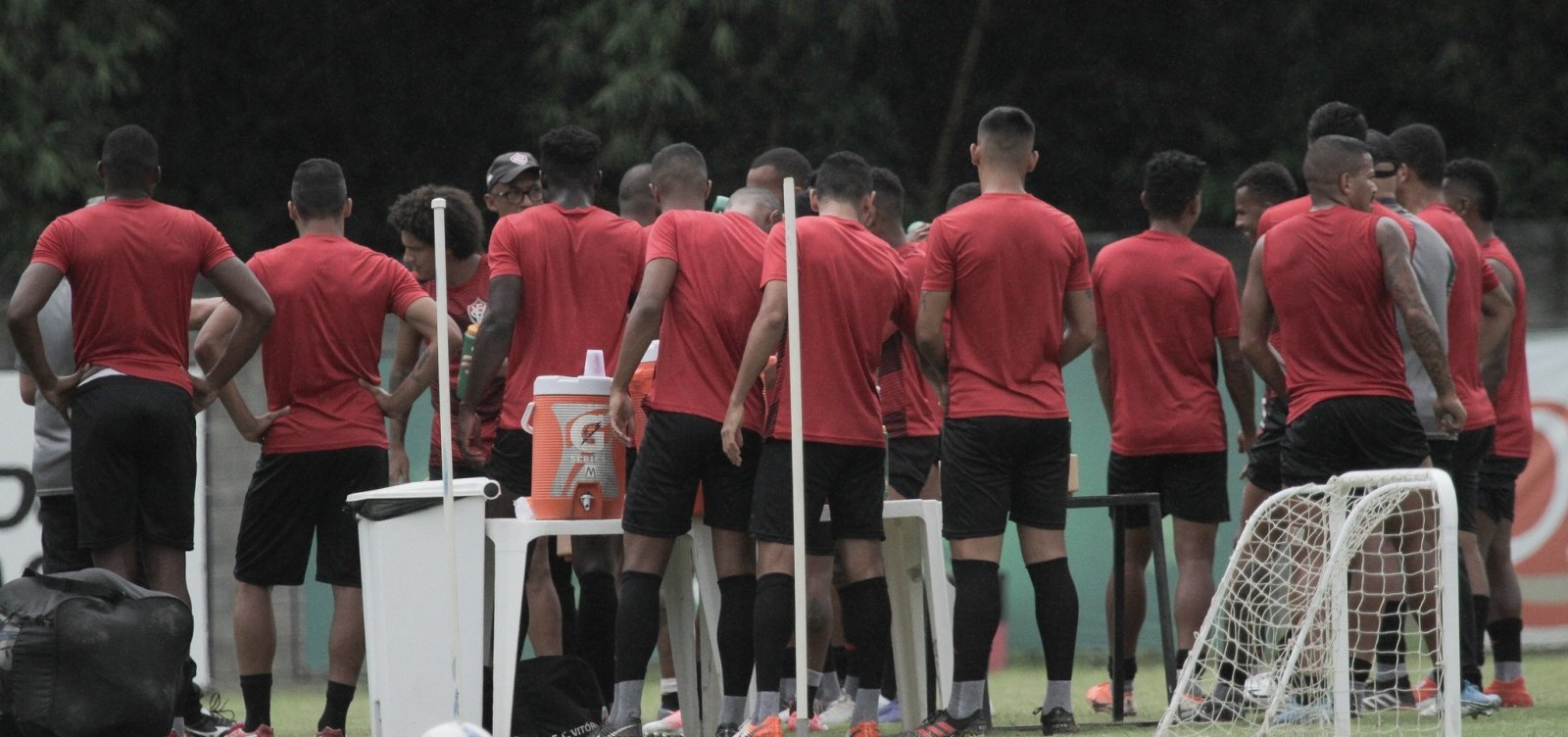 Com retorno de Caicedo, Geninho relaciona time do Vitória para jogo contra o Paraná