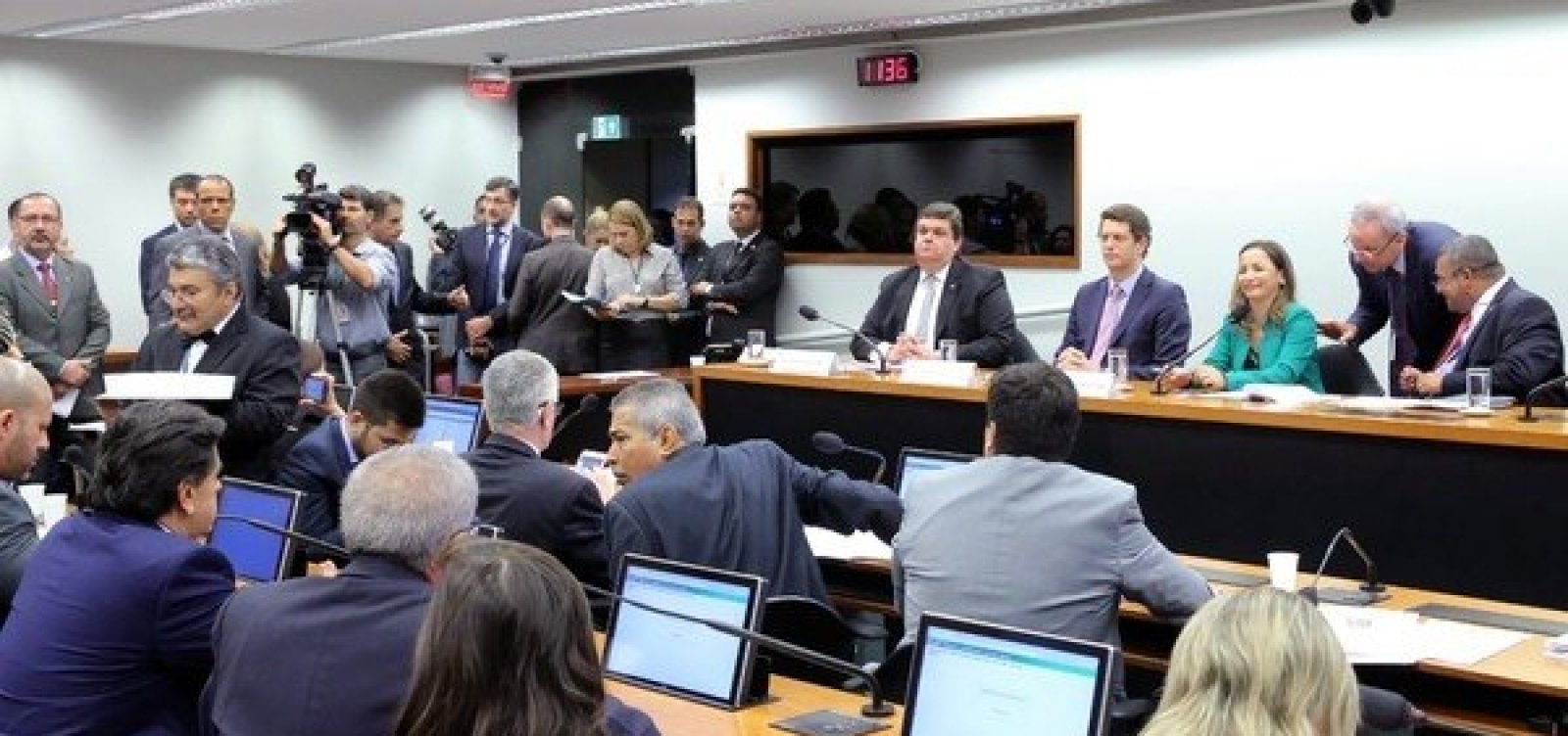 Salles sai antes do fim de audiência pública sobre combate ao óleo