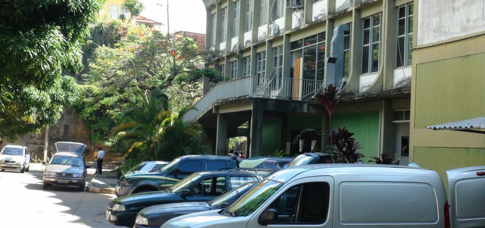 Ouvinte reclama de abordagem de agentes funerários na sede do IML