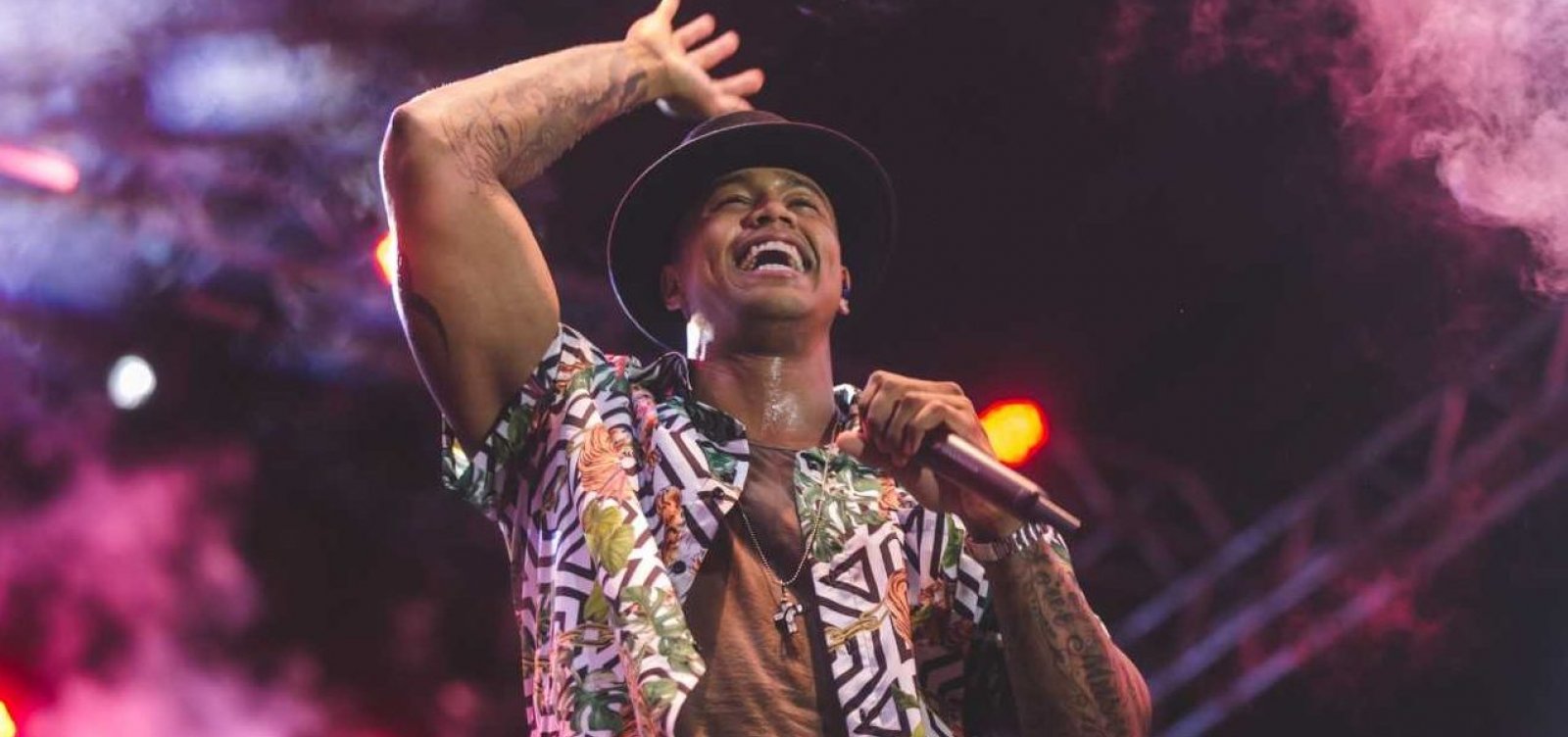 Contrato do gigante: Simões Filho paga R$ 30 mil a mais por show de Leo Santana