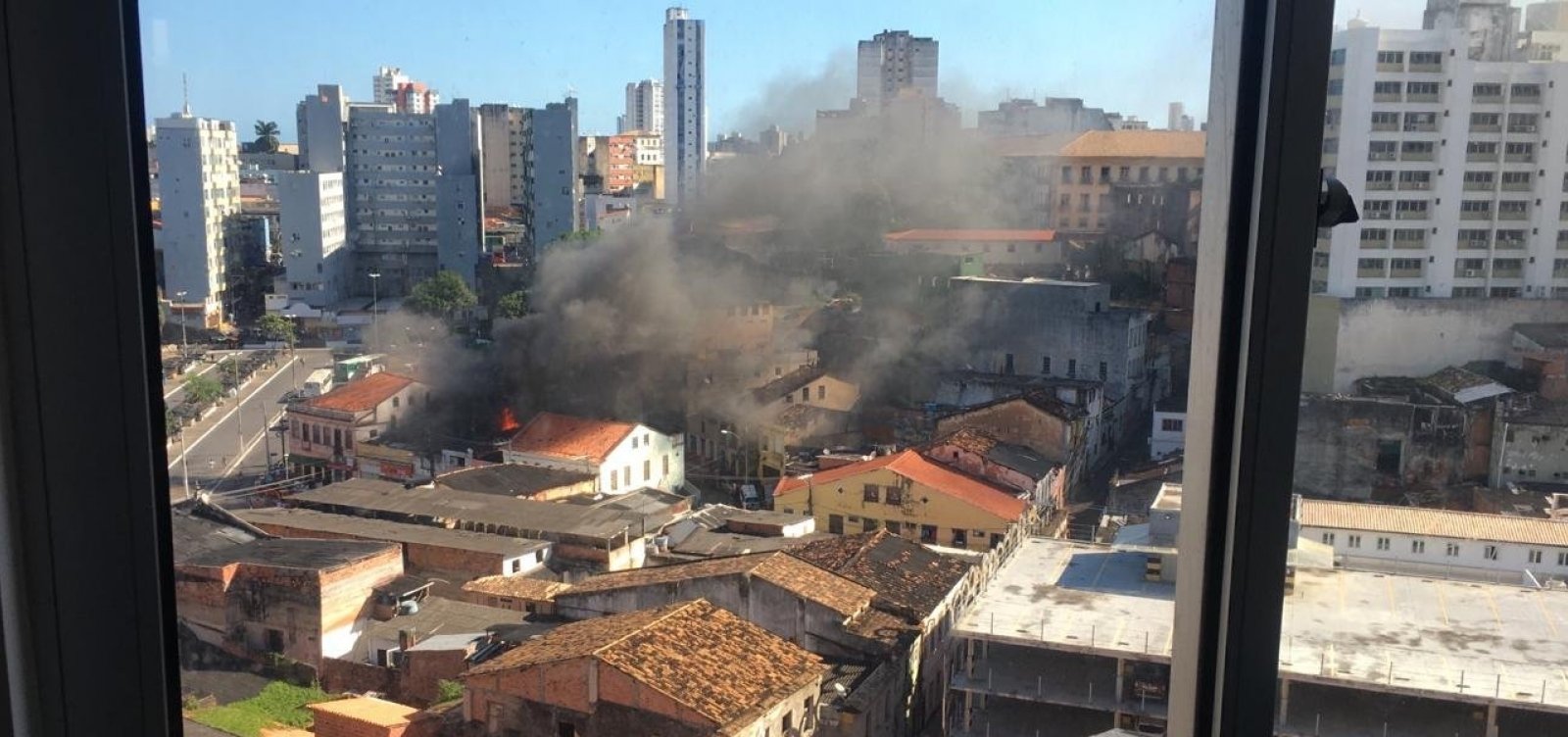Incêndio atinge loja na Barroquinha, em Salvador