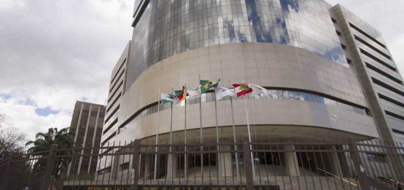 Um dia após STF julgar 2ª instância, TRF-4 marca novo julgamento de Lula 
