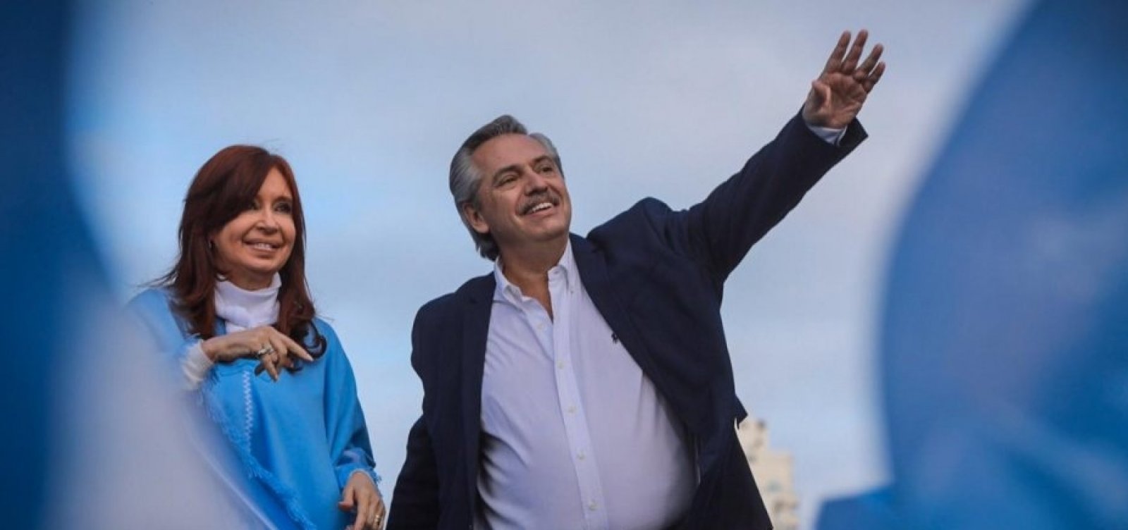 Pelo Twitter, Cristina e Alberto Fernández comemoram soltura de Lula