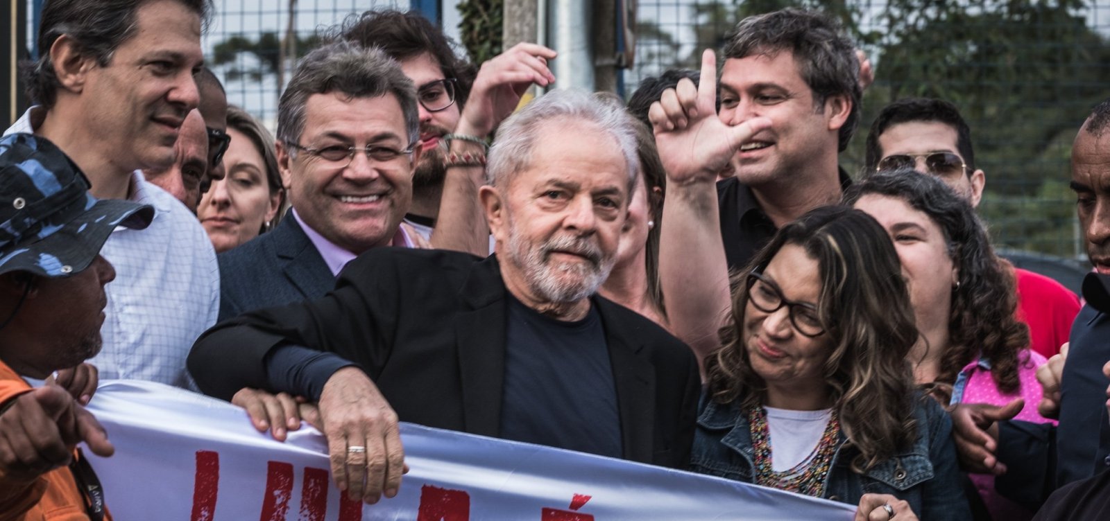 Lula viaja de Curitiba a SP em jatinho de Luciano Huck